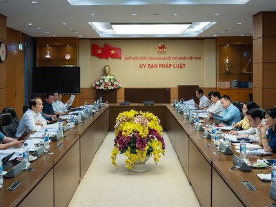 Phiên họp của Thường trực Ủy ban Pháp luật thẩm tra sơ bộ về dự thảo Nghị quyết. (Ảnh: Quochoi.vn).