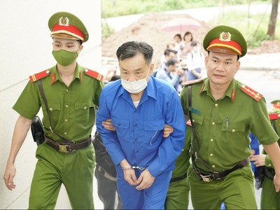 Cựu Chủ tịch UBND tỉnh Bình Thuận Nguyễn Ngọc Hai được đưa tới phiên xét xử.