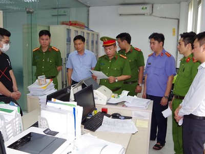 Cơ quan Công an đọc lệnh khám xét nơi làm việc của Tuân. Đối tượng Tuân (dấu X)