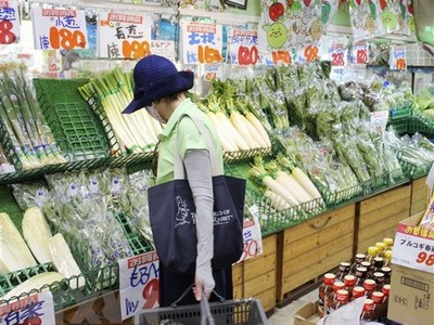 Người dân mua thực phẩm trong siêu thị ở Tokyo, Nhật Bản. (Ảnh: Kyodo/TTXVN)