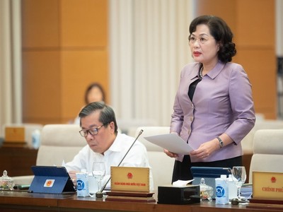 Thống đốc Ngân hàng Nhà nước Nguyễn Thị Hồng phát biểu tại phiên họp. 