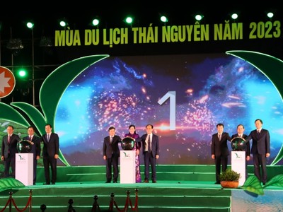 Lãnh đạo tỉnh Thái Nguyên và Bộ Văn hoá Thể thao và Du lịch thực hiện nghi thức khai mạc mùa du lịch Thái Nguyên 2023.