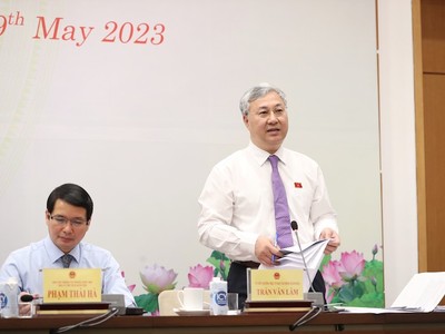 Ủy viên Thường trực Ủy ban Tài chính - Ngân sách Trần Văn Lâm tại cuộc họp báo.