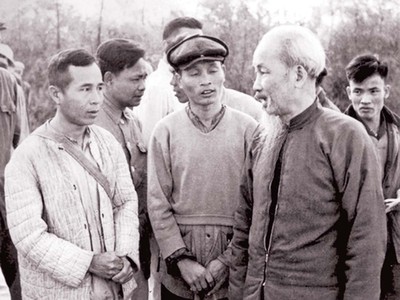 Chủ tịch Hồ Chí Minh nói chuyện với các đồng chí lãnh đạo xã Bình Dương (huyện Vĩnh Tường, tỉnh Vĩnh Phúc) về công tác quy hoạch ruộng đất, ngày 25/1/1961. Ảnh: Tư Liệu