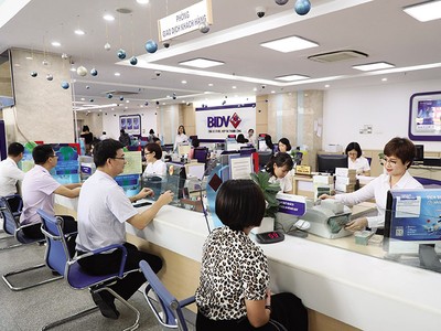 Ngân hàng tuần qua: Chuyên gia lý giải vì sao lãi vay cao; cổ phiếu vua vẫn hấp dẫn; nợ xấu kẹt vì thiếu thị trường 