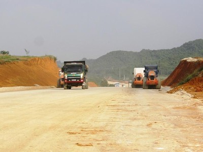 Nhà thầu thi công dự án cao tốc Bắc - Nam phía Đông. (Ảnh: Việt Hùng/Vietnam+)