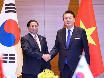 Thủ tướng Phạm Minh Chính và Tổng thống Hàn Quốc Yoon Suk Yeol - Ảnh: VGP/Nhật Bắc