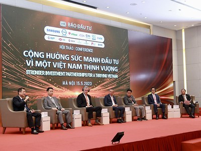 Các diễn giả tham gia phiên thảo luận chủ đề "Cùng nhau phát triển”.