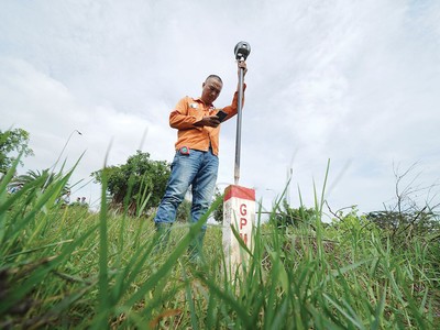 Đường Vành đai 3 TP.HCM đang được cắm mốc để giải phóng mặt bằng. Ảnh: Việt Dũng 