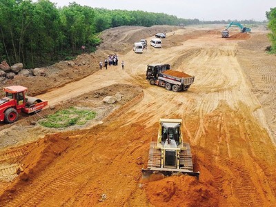 Thi công tuyến đường bộ cao tốc Bắc Nam phía Đông, đoạn Quảng Ngãi - Hoài Nhơn.