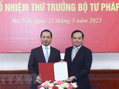 Phó Thủ tướng Trần Lưu Quang trao Quyết định bổ nhiệm ông Trần Tiến Dũng giữ chức Thứ trưởng Bộ Tư pháp. (Ảnh: Lâm Khánh/TTXVN) 