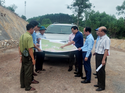 Đoàn giám sát của Ban Kinh tế Ngân sách - HĐND tỉnh Quảng Trị trong chuyến khảo sát Dự án Đường nối đường Hồ Chí Minh nhánh Đông với đường Hồ Chí Minh nhánh Tây vào ngày 15/5/2023. Nguồn: HĐND tỉnh Quảng Trị.