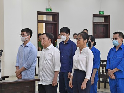 Các bị cáo nghe tuyên án.