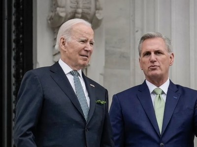 Tổng thống Joe Biden và Chủ tịch Hạ viện Kevin McCarthy (Ảnh: Reuters).