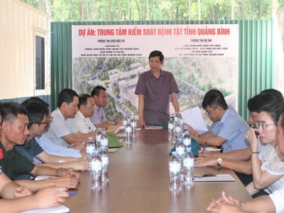 Phó chủ tịch UBND tỉnh phát biểu tại buổi làm việc với chủ đầu tư, các đơn vị thi công và sở, ngành, địa phương liên quan Dự án Trung tâm kiểm soát bệnh tật tỉnh