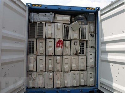 Lô hàng máy lạnh đã qua sử dụng nhập lậu bị phát hiện tại cảng Cát Lái, Thành phố Hồ Chí Minh. (Ảnh: Hoàng Hải/TTXVN)