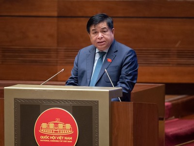 Bộ trưởng Bộ Kế hoạch và Đầu tư Nguyễn Chí Dũng trình bày Tờ trình về dự thảo Nghị quyết của Quốc hội về thí điểm một số cơ chế, chính sách đặc thù phát triển TP. HCM sáng 26/5.