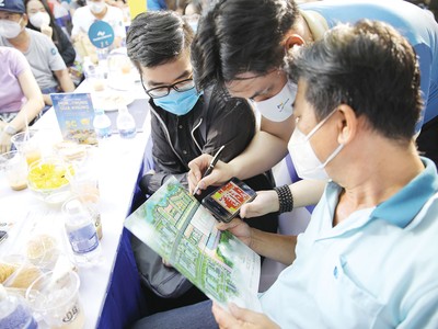 Nhiều dự án thu hút lượng lớn khách hàng tham quan. Ảnh: Việt Dũng 