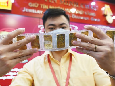Giá vàng miếng SJC hiện cao hơn giá vàng thế giới trên 11 triệu đồng/lượng (chưa tính thuế, phí)