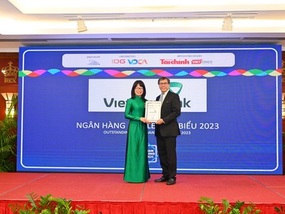 Bà Đoàn Hồng Nhung - Phó Giám đốc Khối Bán lẻ Vietcombank đại diện ngân hàng nhận giải thưởng từ Ban tổ chức
