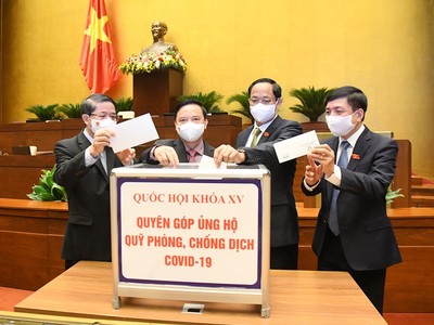 Các vị đại biểu Quốc hội đương nhiệm ủng hộ quỹ phòng, chống dịch Covid-19.