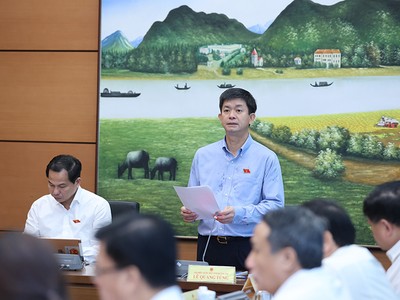 Phiên thảo luận của tổ 12 (gồm các đoàn đại biểu Quốc hội tỉnh Hưng Yên, Ninh Bình, Quảng Trị, Cần Thơ). Ảnh: Duy Linh