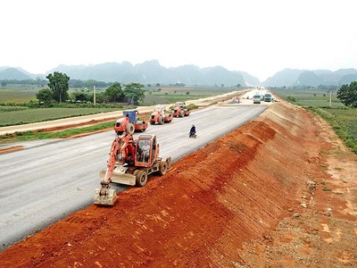 Giá vật liệu tăng khiến nhà thầu càng làm càng lỗ khi thi công Dự án Mai Sơn - Quốc lộ 45. Ảnh: Anh Minh