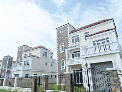 Hiện có nhiều dự án bất động sản phải giảm giá. Ảnh: Dũng Minh