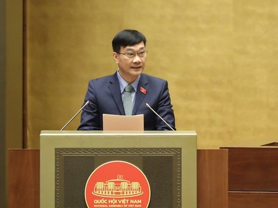 Chủ nhiệm Ủy ban Kinh tế Vũ Hồng Thanh trình bày báo cáo thẩm tra. 