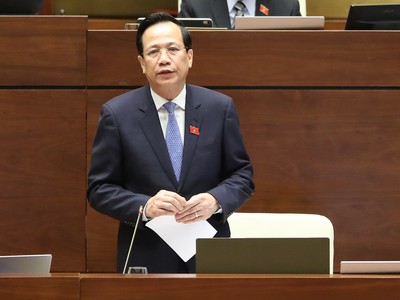 Bộ trưởng Bộ Lao động Thương binh và Xã hội Đào Ngọc Dung tại phiên chất vấn sáng 6/6. 