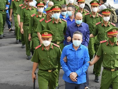 Các bị cáo bị dẫn giải đến phiên tòa sáng nay. (Ảnh: Hữu Hạnh)