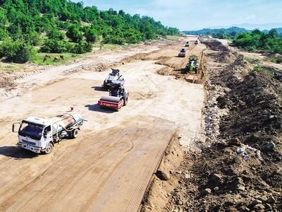 Đã có chuyển biến khá tích cực trong giải ngân vốn đầu tư công. Ảnh: Đức Thanh