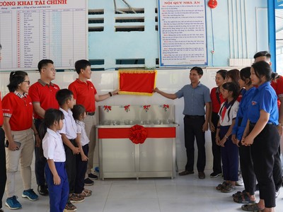 Dai-ichi Life Việt Nam trao tặng hệ thống máy lọc nước uống sạch, quà khuyến học và dinh dưỡng cho học sinh vùng sâu vùng xa tại Quảng Nam