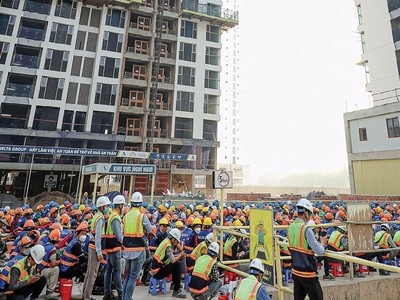 Công nhân làm việc tại công trường dự án Lumiere Boulevard