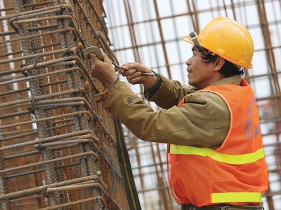 Chi phí nhân công tăng nhanh, nhưng doanh nghiệp xây lắp vẫn không dễ tuyển lao động 