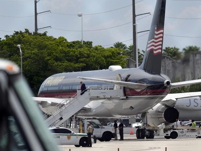 Máy bay riêng của cựu Tổng thống Trump hạ cánh xuống sân bay quốc tế Miami ngày 12/6. Ảnh: AP