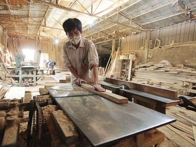 Nhiều doanh nghiệp ngành gỗ đang khốn đốn vì chậm được hoàn thuế giá trị gia tăng Ảnh: Lê Toàn