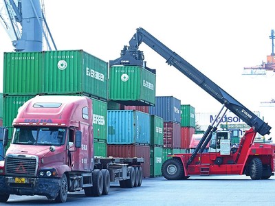 Vào mùa cao điểm, các hãng tàu, container thường đồng loạt tăng mạnh giá cước Ảnh: Dũng Minh 
