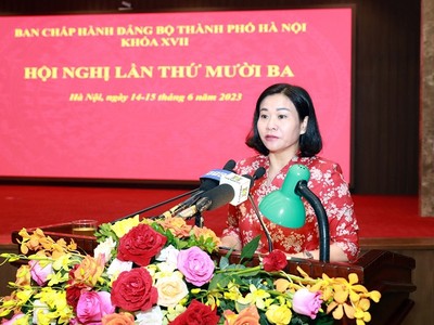 Phó bí thư thường trực Thành ủy Hà Nội Nguyễn Thị Tuyến trình bày báo cáo tại Hội nghị. 