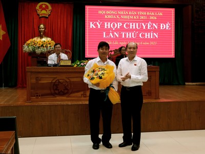 Chủ tịch tỉnh Đắk Lắk, ông Phạm Ngọc Nghị tặng hoa chúc mừng ông Nguyễn Thiên Văn. Ảnh: Thế Hùng