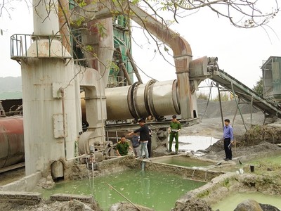 Lực lượng chức năng tiến hành kiểm tra việc xả thải tại trạm trộn bê tông của Công ty TNHH Xây dựng giao thông Long Nguyệt. Ảnh: CA Hà Nam