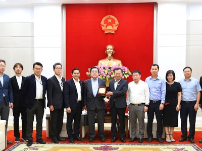 Ông Cao Tường Huy, Quyền Chủ tịch UBND tỉnh Quảng Ninh tặng quà lưu niệm cho ông Yasuo Hagimoto, Chủ tịch Công ty TNHH Tamagawa Seiki.