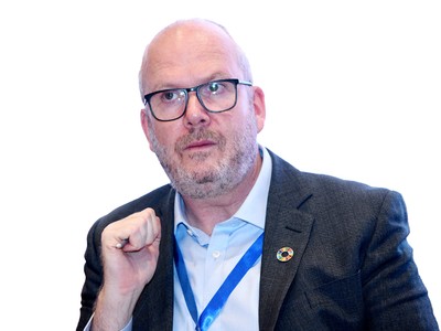 Ông CHRIS HOGG, Phó chủ tịch phụ trách Phát triển bền vững và Truyền thông khu vực châu Á, châu Đại Dương và châu Phi, Tập đoàn Nestlé