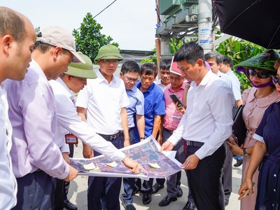 Ông Lê Anh Quân, Phó chủ tịch Thường trực UBND TP. Hải Phòng đi kiểm tra công tác GPMB thực hiện Dự án đầu tư xây dựng KCN An Dương.