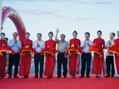 Thủ tướng Phạm Minh Chính và các đại biểu thực hiện nghi thức cắt băng khánh thành 2 Dự án.