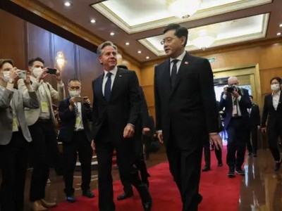 Ngoại trưởng Mỹ Antony Blinken (trái) và Bộ trưởng Ngoại giao Trung Quốc Tần Cương (phải) trước cuộc gặp tại Nhà khách Điếu Ngư Đài ở Bắc Kinh vào ngày 18/6/2023. Ảnh: AFP