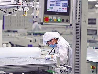 Bên trong một nhà máy sản xuất pin năng lượng mặt trời tại Bắc Giang.