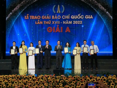 Chủ tịch nước Võ Văn Thưởng và Trưởng ban Tuyên giáo Trung ương Nguyễn Trọng Nghĩa chúc mừng các tác giả, nhóm tác giả đạt Giải A Giải Báo chí Quốc gia lần thứ XVII - năm 2022. (Ảnh: Chí Cường)
