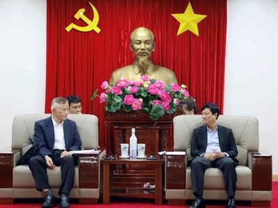 Ông Võ Văn Minh (bên phải) Chủ tịch UBND tỉnh Bình Dương trao đổi với ông Yeh Ming Yuh, Tổng giám đốc Công ty TNHH Polytex Far Eastern (Việt Nam) về việc mở rộng đầu tư tại Bình Dương.