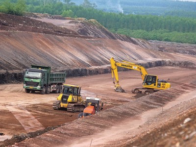 Thi công trên công trường gói thầu XL-04 cao tốc Phan Thiết - Dầu Giây (Ảnh: Vĩnh Phú)